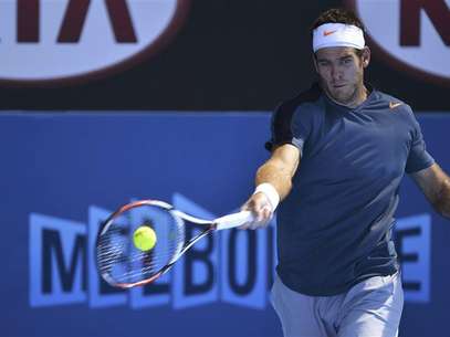 Juan Martin del Potro of Argentina hits a return to Jeremy Chardy of France during their men's singles match at the Australian Open tennis tournament in Melbourne January 19, 2013. Foto: Toby Melville / Reuters