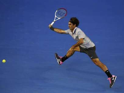 Roger Federer of Switzerland hits a return to Bernard Tomic of Australia during their men's singles match at the Australian Open tennis tournament in Melbourne January 19, 2013. Foto: David Gray / Reuters