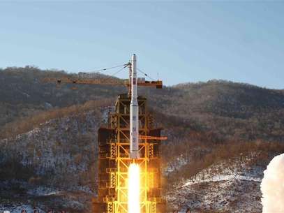 A video grab from KCNA shows the Unha-3 (Milky Way 3) rocket launching at the North Korea's West Sea Satellite Launch Site, at the satellite control centre in Cholsan county, North Pyongan province in this video released by KCNA in Pyongyang December 13, 2012. Foto: KCNA / Reuters