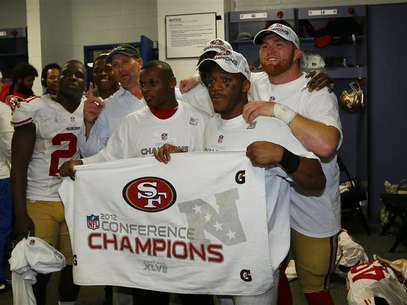 Members of the San Francisco 49ers pose in locker room with NFC championship banner after they defeated the Atlanta Falcons in the NFL NFC Championship football game in Atlanta, Georgia January 20, 2013. Foto: Jeff Haynes / Reuters