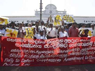 Demonstrators shout slogans as they hold a banner during a rally to protest against what they say is a suppressive amendment to the criminal law in Colombo January 22, 2013. Foto: Dinuka Liyanawatte / Reuters