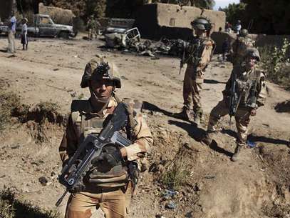 French soldiers stand guard in front of charred pickup trucks in Diabaly, Mali, January 21, 2013. Foto: Joe Penney / Reuters