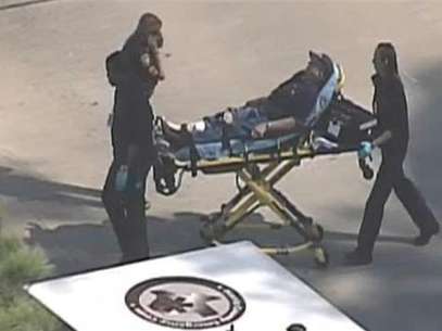 Police and emergency personnel evacuate an injured male on a stretcher outside a building on the Lone Star College Campus near Houston, Texas in this still image taken from video courtesy of KPRC-TV Houston January 22, 2013. Multiple people have been shot according to news reports. Foto: KPRC-TV Houston / Reuters