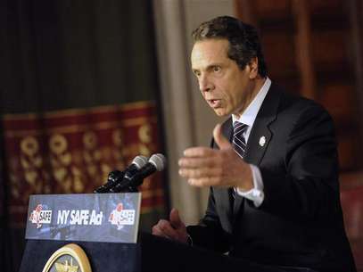 New York Governor Andrew Cuomo talks about the New York Secure Ammunition and Firearms Enforcement Act in Albany, New York January 15, 2013. Cuomo on Tuesday signed into law one of the nation's toughest gun-control measures and the first to be enacted since the mass shooting last month at an elementary school in neighboring Connecticut. Foto: Hans Pennink (UNITED STATES - Tags: POLITICS CRIME LAW) / Reuters