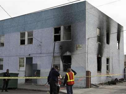 Red Cross workers stand outside a residential hotel that caught fire in the San Pedro section of Los Angeles, California January 22, 2013. Foto: Jonathan Alcorn / Reuters