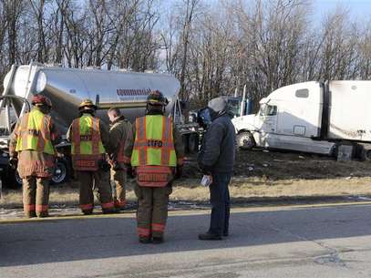 Ohio authorities respond to multi-car crash on Interstate 275 between Hamilton and Colerain avenue exits in Colerain Township, northwestern Hamilton County, near Cincinnati, Ohio January 21, 2013. Foto: Joe Wessels / Reuters