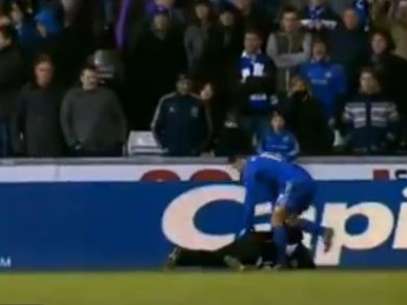 Eden Hazard as he is about to kick a ballboy who held on to the ball during the English League Cup semi-final between Chelsea and Swansea. Foto: Sky Sport