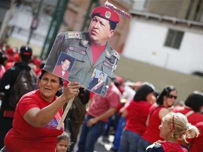 Imagen de archivo de una partidaria del presidente de Venezuela, Hugo Chávez, durante una reunión a las afueras del palacio de Gobierno en Caracas, ene 10 2013. En cadena nacional, el ministro de Comunicación de Venezuela se planta solemne frente al micrófono para difundir las últimas noticias sobre el cáncer del presidente Hugo Chávez. Foto: Jorge Silva / Reuters
