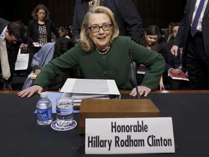 U.S.Secretary of State Hillary Clinton sits down to testify on the September attack on U.S. diplomatic sites in Benghazi, Libya during a hearing held by the U.S. Senate Foreign Relations Committee on Capitol Hill in Washington January 23, 2013. Foto: Kevin Lamarque / Reuters