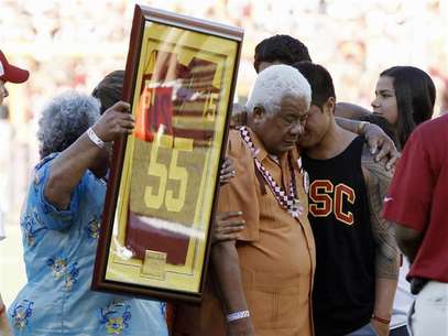 Family members hold up a No. 55 jersey as part of a ceremony held in memory of the late former USC Trojans, San Diego Chargers and NFL linebacker Junior Seau after the first quarter of the NCAA football game between the USC Trojans and the Hawaii Warriors in Los Angeles September 1, 2012. Foto: Danny Moloshok / Reuters