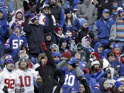 ARCHIVO _ Foto del 30 de diciembre de 2012 en la que fanáticos de los Giants de Nueva York alientan durante el segundo tiempo de un partido de la NFL contra Filadelfia.  Foto: Kathy Willens / AP