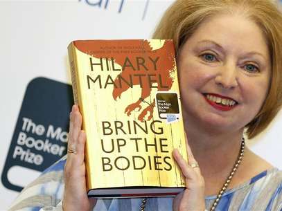 Author Hilary Mantel poses with her book "Bring up the Bodies", after winning the 2012 Man Booker Prize, at the Guildhall in London October 16, 2012. Foto: Luke MacGregor / Reuters