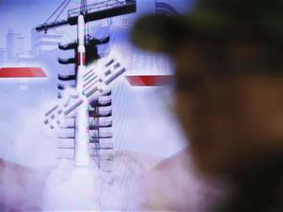 A South Korean soldier watches a television report on North Korea's rocket launch, at Seoul railroad station in Seoul December 12, 2012. Foto: Lee Jae-Won / Reuters