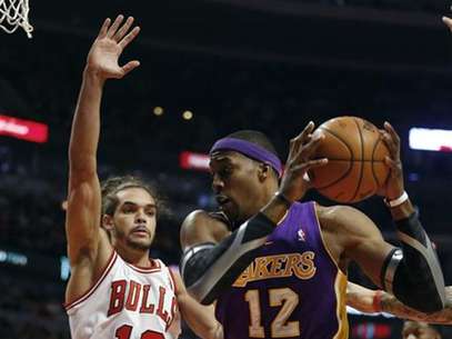 Chicago Bulls center Joakim Noah (13) defends against Los Angeles Lakers center Dwight Howard during the first half of their NBA basketball game in Chicago, Illinois January 21, 2013. Foto: Jeff Haynes / Reuters