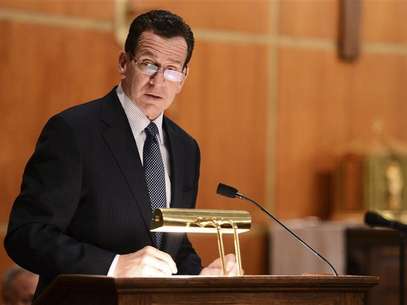 Dannel Malloy, Governor of Connecticut speaks to mourners gathererd inside the St. Rose of Lima Roman Catholic Church at a vigil service for victims of the Sandy Hook Elementary School shooting that left at least 27 people dead - many of them young children - in Newtown, Connecticut, December 14, 2012. Foto: Andrew Gombert / Reuters