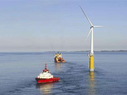 A Hywind floating windmill is towed from Amoyfjorden to Karmoy Norway in this undated handout image provided by Statoil. Maine's utility commission has approved a $120 million pilot project by Norway's Statoil to construct four floating windmills 12 miles (19 kilometers) offshore as the company seeks to expand testing of a new technology that allows wind power to be generated in deep oceanic waters, where wind speeds are stronger and more consistent than on land, January 24, 2013. Foto: Øyvind Hagen / Reuters