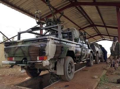 A convoy of French military vehicles heads toward Sevare in the village of Somadougou January 25, 2013. Foto: Eric Gaillard / Reuters