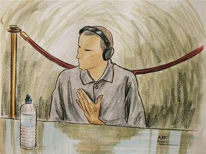 In this courtroom illustration, Ali Hamza Ahmad Sulayman al Bahlul appears before a military commission at Guantanamo Naval Base August 26, 2004 in Guantanamo, Cuba. Bahlul is charged with conspiracy to commit war crimes. Foto: Art Lien / Reuters