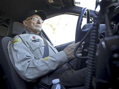 Anthony Monaco, 22, of Phoenix, Arizona, a member of the volunteer posse, drives around Boulder Creek High School in Anthem, Arizona, January 9, 2013. Foto: Laura Segall / Reuters