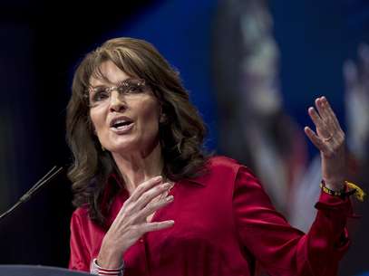 ARCHIVO - En imagen del sábado 11 de febrero de 2012, Sarah Palin, candidata republicana para la vicepresidencia de Estados Unidos en 2008, da un discurso en la Conferencia de Acción Política Conservadora (CPAC, por sus siglas en inglés) en Washington. El canal de noticias Fox News Channel anunció el viernes 25 de enero de 2013 que la ex gobernadora de Alaska ha dejado de ser su colaboradora luego de tres años.  Foto: J. Scott Applewhite, archivo / AP