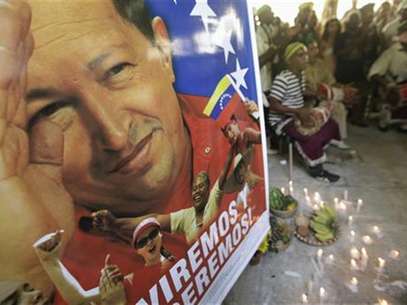 Venezuela's Vice President Nicolas Maduro talks in front of a screen with an image of Venezuela's President Hugo Chavez in the background during a rally to commemorate the 55th anniversary of the collapse of the last Venezuelan dictatorship in Caracas January 23, 2013. Foto: Jorge Silva / Reuters