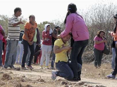 Relatives of inmates react during an uprising outside the Centro Occidental (Uribana) prison in Barquisimeto in this picture provided by Diario el Informador newspaper January 25, 2013. Foto: Diario el Informador / Reuters