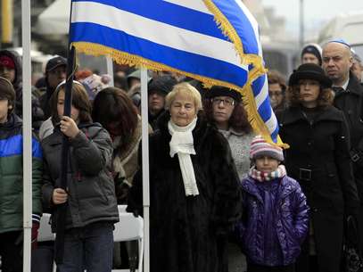 Numerosas personas asisten a una ceremonia en un Monumento al Holocausto en Tesalónica, Grecia, el domingo 27 de enero de 2013, Día Internacional del Recuerdo del Holocausto.  Foto: Nikolas Giakoumidis / AP
