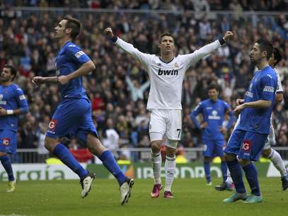 Cristiano Ronaldo, del Real Madrid, celebra uno de sus tres goles contra Getafe en el estadioi Santiago Bernabeu en Madrid el domingo 27 de enero del 2013  Foto: Andrés Kudacki / AP