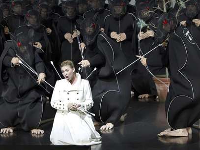German soprano Annette Dasch performs as Elsa von Brabant during the rehearsal of the opera "Lohengrin" by Richard Wagner in Bayreuth, southern Germany, in this file picture taken July 17, 2010. Foto: Michaela Rehle / Reuters