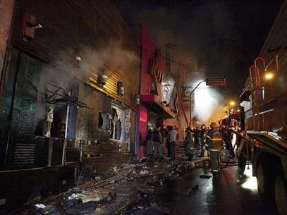 Fire-fighters try to extinguish a fire at Kiss nightclub in the southern city of Santa Maria, 187 miles (301 km) west of the state capital of Porto Alegre, in this picture taken by Agencia RBS, January 27, 2013. Foto: Germano Roratto / Reuters