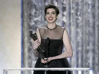 Actress Anne Hathaway, from the film "Les Miserables," accepts the award for outstanding female actor in a supporting role at the 19th annual Screen Actors Guild Awards in Los Angeles, California January 27, 2013. Foto: Lucy Nicholson / Reuters