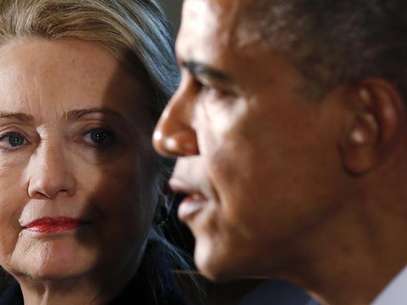 U.S. Secretary of State Hillary Clinton (L) listens to U.S. President Barack Obama speak during a meeting with members of his cabinet at the White House in Washington November 28, 2012. Foto: Kevin Lamarque / Reuters