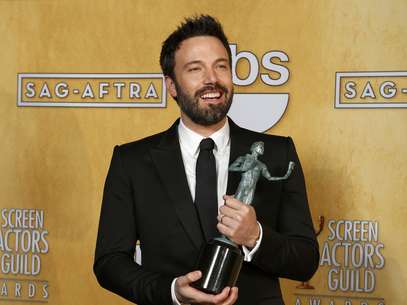 Director, productor y actor de 'Argo', Ben Affleck posa con el galardón que ganó en la categoría de 'Mejor Película' Foto: ADREES LATIF / REUTERS