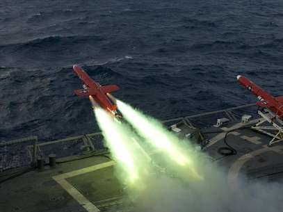 A U.S. Navy BQM-74E drone launches from the flight deck of the guided missile frigate USS Underwood (FFG 36) during a live fire exercise in the Caribbean Sea, September 21, 2012 as part of Unitas Atlantic phase 53-12 in this image released on September 24, 2012. Foto: Stuart Phillips / Reuters