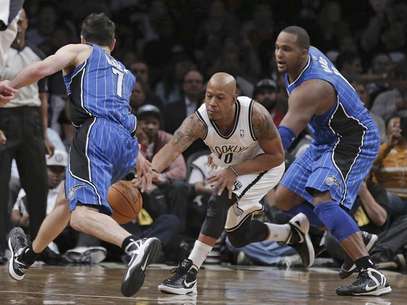 Brooklyn Nets forward Keith Bogans (10) cuts between Orlando Magic guard J.J. Redick (7) and forward Glen Davis (11) to steal the ball in the fourth quarter of their NBA basketball game in New York, January 28, 2013. Foto: Ray Stubblebine / Reuters