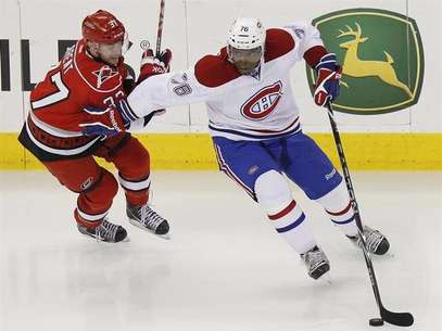The Montreal Canadiens' P.K. Subban (R) battles the Carolina Hurricanes' Tim Brent for the puck during their NHL hockey game in Raleigh, North Carolina April 5, 2012. Foto: Ellen Ozier / Reuters