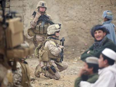U.S. Marine Corps Lance Cpl. Sienna De Santis and U.S. Navy Petty Officer 3rd Class Heidi Dean, both with Female Engagement Team, India Company, 3rd Battalion, 5th Marine Regiment, Regimental Combat Team 2, greet children during a patrol in Sangin Valley, Afghanistan, in this October 29, 2010 DOD handout photo. Foto: David Hernandez / Reuters