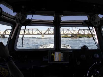 Agentes de la Agencia de Aduanas y Protección Fronteriza controlan un tren de mercancías que entra a Estados Unidos desde Canadá por el International Railroad Bridge el 6 de octubre del 2011.  Foto: David Duprey, archivo / AP