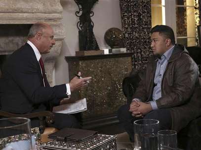 Dr. Phil McGraw (L) interviews Ronaiah Tuiasosopo on the set of his show in this January 2013 handout photo obtained by Reuters January 30, 2013. Foto: CBS Television Distribution  / Reuters