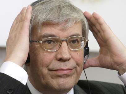 Russian Central Bank head Sergei Ignatyev adjusts his headphones during a news conference in Vienna in this file photo taken March 12, 2009. Foto: Herwig Prammer / Reuters