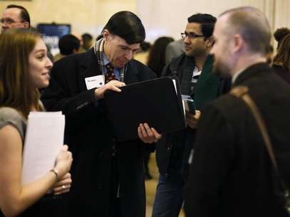 A man looks for a copy of his resume to give to a recruiter at a job fair put on by online recruiting company TheLadders at Grand Central Station in New York, January 10, 2013. Foto: Lucas Jackson / Reuters
