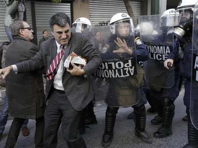 Seamen take part in a protest during the first day of a 48-hour strike at the port of Piraeus, near Athens January 31, 2013. Foto: Yorgos Karahalis / Reuters