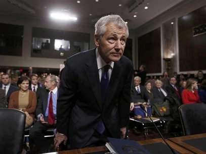 Former Sen. Chuck Hagel (R-NE) (L), sits down before giving testimony to the Senate Armed Services Committee to be Defense Secretary, on Capitol Hill in Washington, January 31, 2013. Hagel, 66, is a decorated Vietnam War veteran and a former two-term Republican senator. Foto: Kevin Lamarque / Reuters