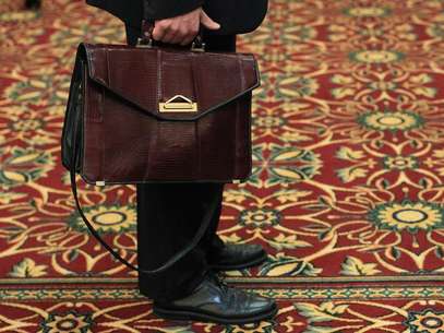 A job seeker fills out forms at a table while attending a career fair with prospective employers in New York City, October 24, 2012. Foto: Mike Segar / Reuters