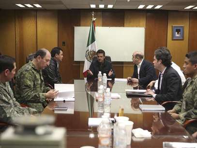 Mexico's President Enrique Pena Nieto (C) holds a meeting with Interior Minister Miguel Angel Osorio Chong (L), Attorney General Jesus Murillo Karam (R), Pemex Director Emilio Lozoya (2nd R) and military personnel at the headquarters of state-owned oil giant Pemex in Mexico City February 3, 2013 in this picture provided by the Mexico Presidency. Foto: Mexico Presidency / Reuters
