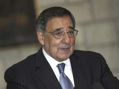 U.S. Defense Secretary Leon Panetta speaks about a suicide bombing near a NATO base, during a joint news conference with Afghan President Hamid Karzai at the Presidential Palace in Kabul December 13, 2012. Foto: Susan Walsh / Reuters