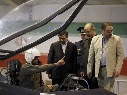 El presidente iraní Mahmud Ahmadineyad, al centro, durante la presentación del nuevo jet de combate iraní, el Qaher-313, que según autoridades militares puede evadir el radar, en Teherán, el 2 de febrero del 2013. Ahmadineyad se ofreció el lunes 4 de febrero ante científicos para ser el primer astronauta de Irán.  Foto: Mehr News Agency, Younes Khani / AP