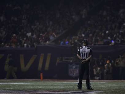 El árbitro Craig Wrolstad observa el terreno de juego tras un apagón durante el segundo tiempo del Super Bowl el domingo 3 de febrero de 2013.  Foto: Matt Slocum / AP