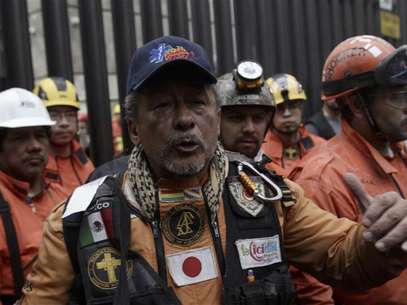 A rescue worker from the Mexican rescue team known as "Topos" waves to the media after leaving the headquarters of state-owned oil giant Pemex, following a deadly blast, in Mexico City February 4, 2013. Mexican rescue workers found three more bodies over the weekend amid the rubble of the deadly blast that tore through state oil firm Pemex's main office complex, the government said, as search efforts appeared to near a close.The death toll from Thursday's explosion stands at 36, Pemex said via Twitter. Rescue workers had been digging through the last sections of the building's basement and could soon call off their search. One person was reported still missing. Foto: Henry Romero / Reuters