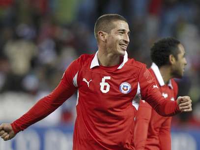 El jugador de Chile, Carlos Carmona, festeja un gol contra Egipto en un amistoso el miércoles, 6 de febrero de 2013, en Madrid.  Foto: Andres Kudacki / AP